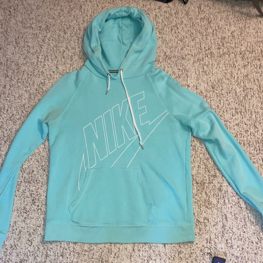 EUC
Sky Blue Nike Hooded Draw-String Sweatshirt with front pocket.